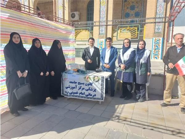 برپایی میز خدمت بیمارستان امام خمینی(ره) کرمانشاه در حاشیه راهپیمایی ۱۳ آبان