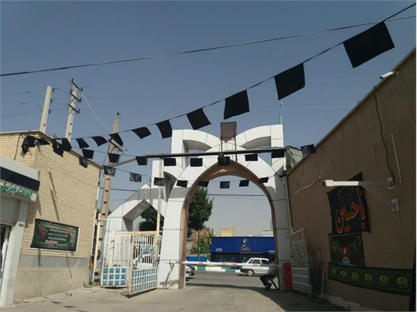 بیمارستان امام خمینی(ره) با نصب پرچم و بنر حال و هوای محرم به خود گرفت .